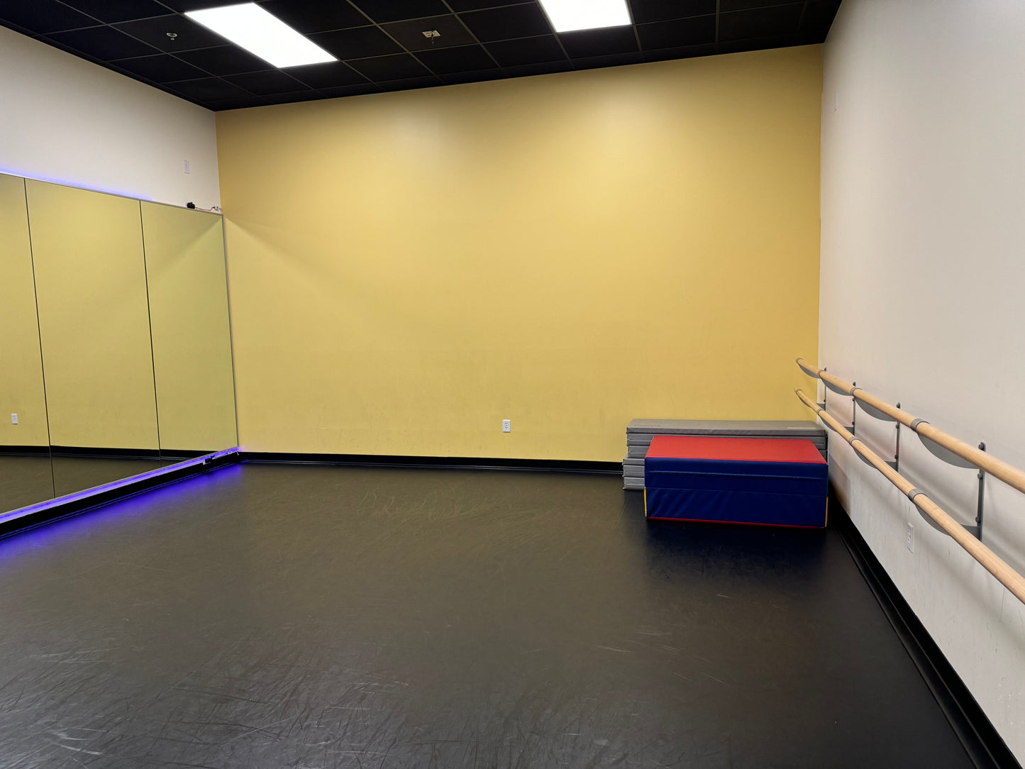 Rent - Studio 7 - (425 Square Feet)