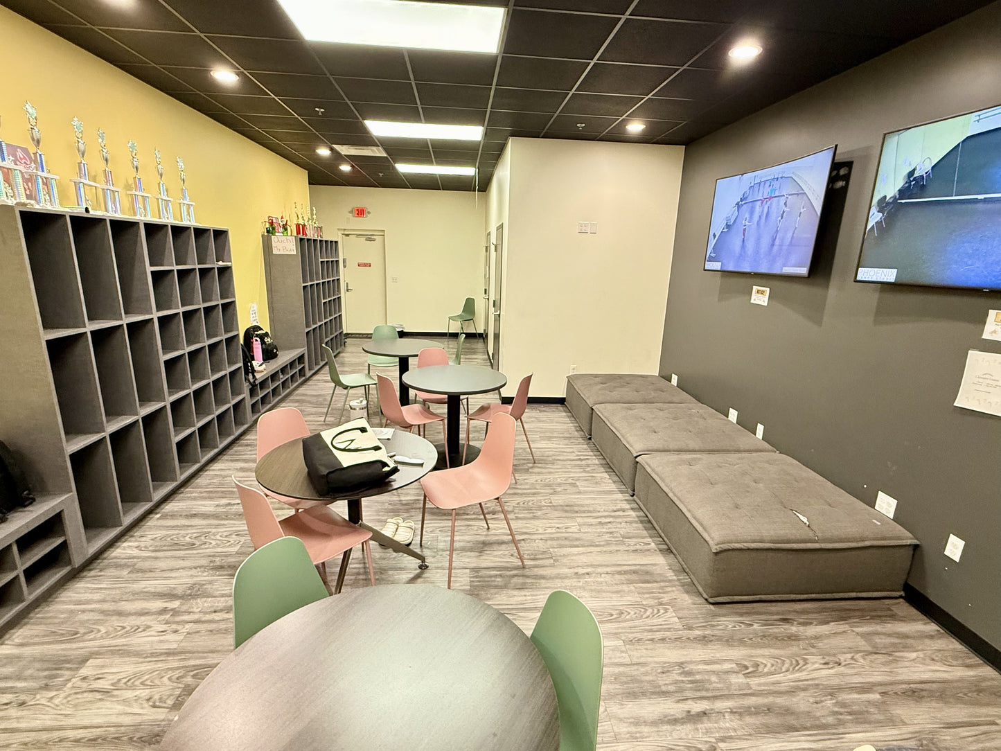 Rent - Middle Hall - (550 Square Feet)