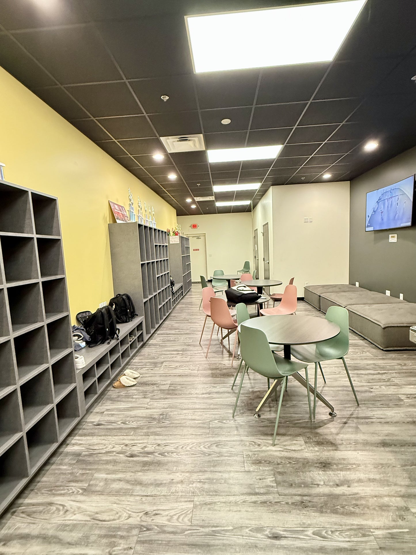 Rent - Middle Hall - (550 Square Feet)