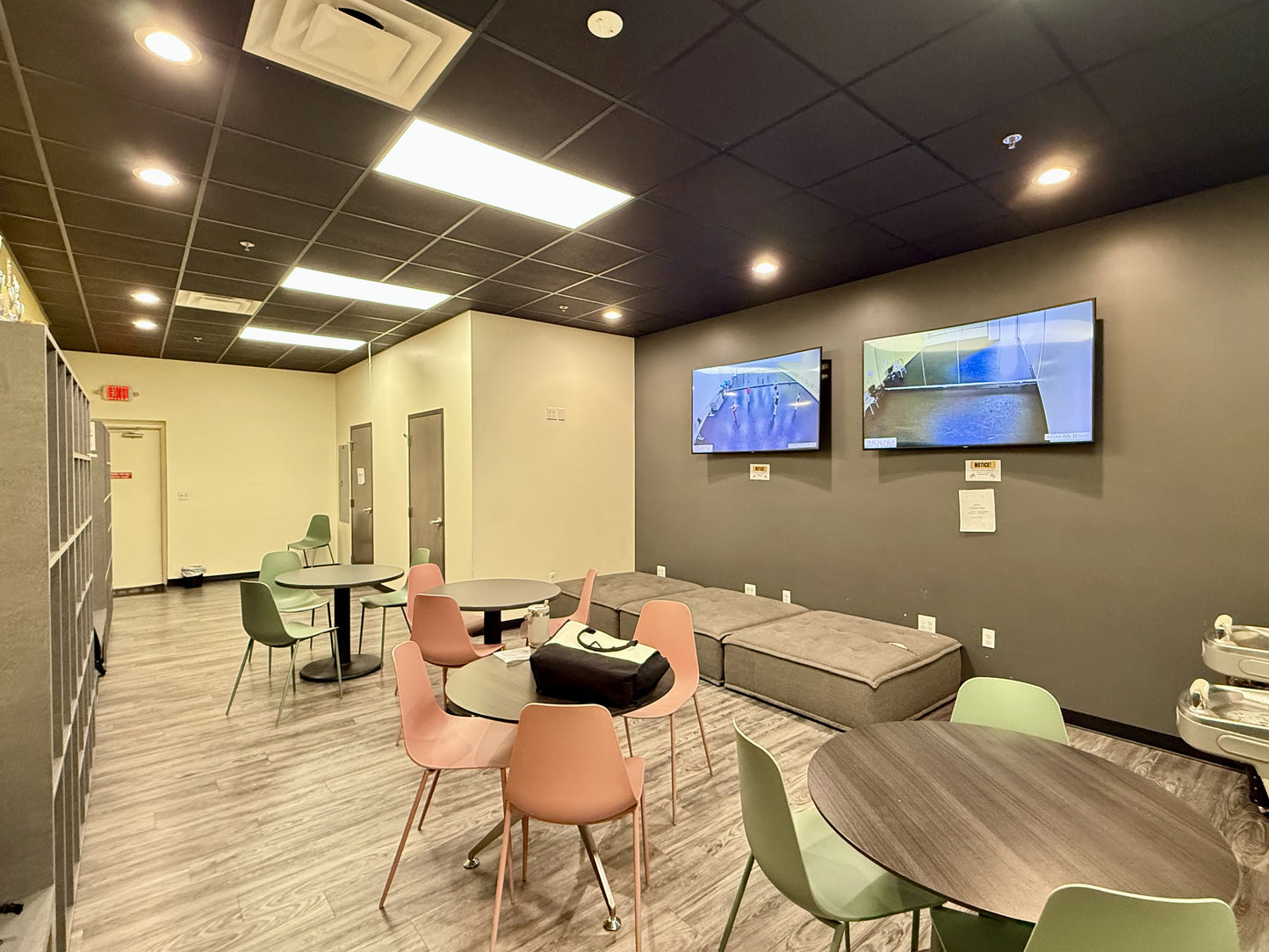 Rent - Middle Hall - (550 Square Feet)