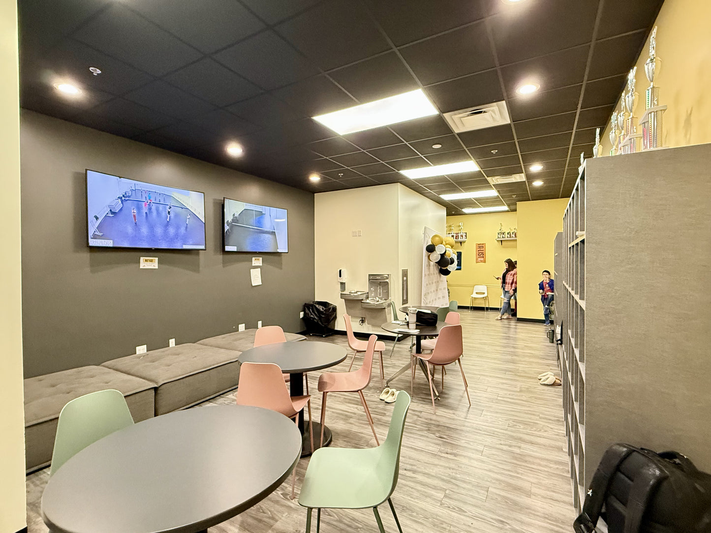 Rent - Middle Hall - (550 Square Feet)