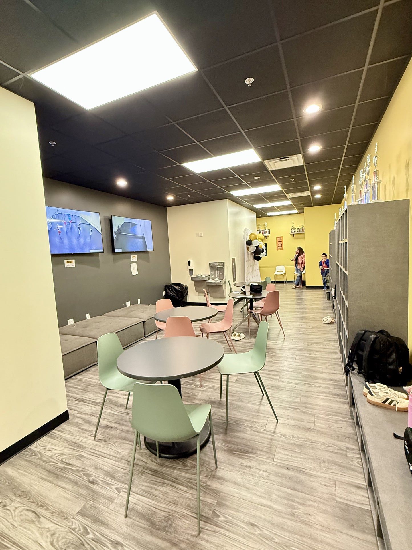 Rent - Middle Hall - (550 Square Feet)