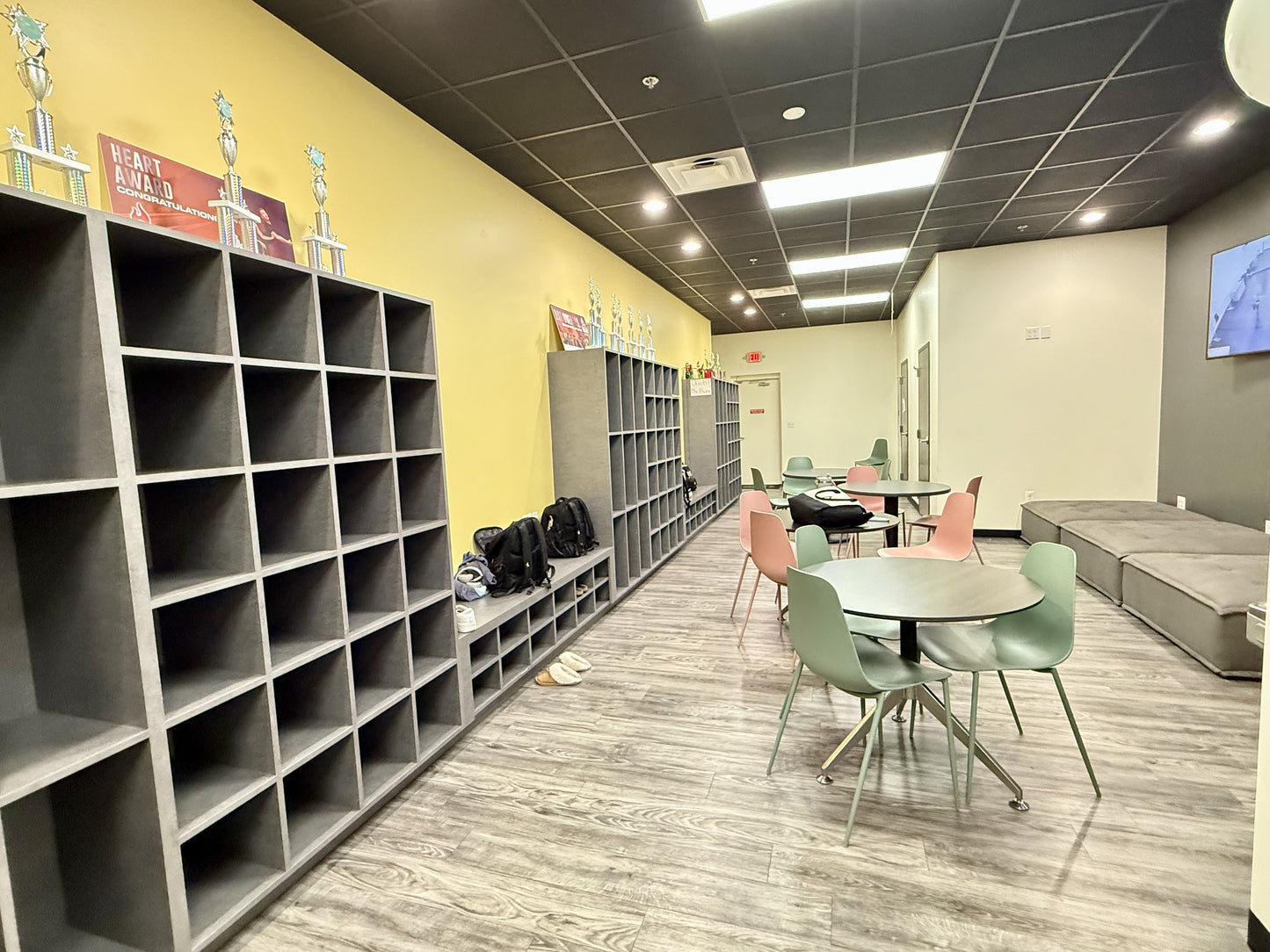 Rent - Middle Hall - (550 Square Feet)